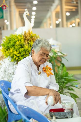 ภาพ No.115460:พิธีตักบาตรฉลองพระใหม่ ในโครงการอุปสมบทหมู่บูชาธรรม 115 ปี คุณยายอาจารย์มหารัตนอุบาสิกาจันทร์ ขนนกยูง วันที่ 19  มกราคม พ.ศ. 2567 ณ มหารัตนวิหารคด วัดพระธรรมกาย