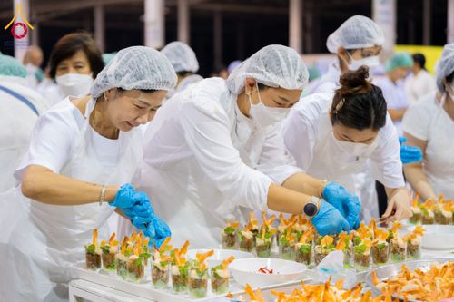 ภาพ No.202293:พิธีถวายภัตตาหารเป็นสังฆทาน แด่พระธรรมยาตรา ณ วัดพระธรรมกาย ตำบลคลองสาม อำเภอคลองหลวง จังหวัดปทุมธานี ในโครงการธรรมยาตรา กตัญญูบูชา มหาปูชนียาจารย์ พระมงคลเทพมุนี(สด จนฺทสโร) พระผู้ปราบมาร อนุสรณ์สถาน 7 แห่ง ปีที่ 13 วันที่ 27 มกราคม พ.ศ. 2568