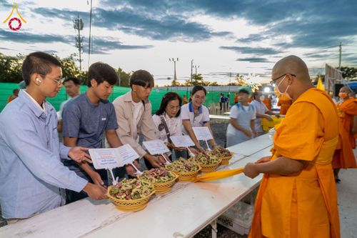 ภาพ No.195868:พิธีถวายภัตตาหารเป็นสังฆทาน แด่พระธรรมยาตรา ณ วัดโบสถ์(บน) ตำบลบางคูเวียง อำเภอบางกรวย จังหวัดนนทบุรี ในโครงการธรรมยาตรา กตัญญูบูชา มหาปูชนียาจารย์ พระมงคลเทพมุนี(สด จนฺทสโร) พระผู้ปราบมาร อนุสรณ์สถาน 7 แห่ง ปีที่ 13 วันที่ 16 มกราคม พ.ศ. 2568