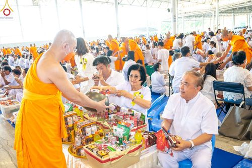 ภาพ No.86827:พิธีตักบาตร , พิธีบูชาข้าวพระ , พิธีจุดเทียนใจ ไฟนิรันดร์ อนันตชัย ในวันอาทิตย์ต้นเดือน 3 กันยายน พ.ศ. 2566 ณ วัดพระธรรมกาย