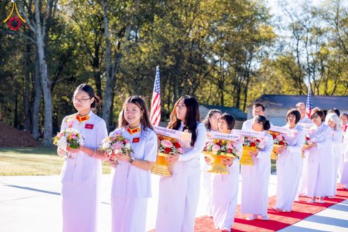 ภาพ No.168148:พิธีทอดกฐินสามัคคี ประจำปี 2567 สร้างอาคารแก้วธรรมชัยรัตนอนันต์ บูชาธรรม 80 ปี หลวงพ่อธัมมชโย ณ วัดพระธรรมกายเทนเนสซี สหรัฐอเมริกา วันอาทิตย์ที่ 20 ตุลาคม พ.ศ. 2567