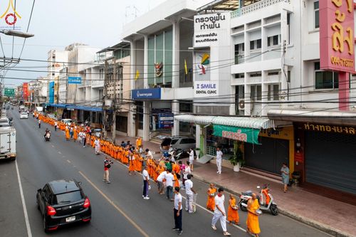 สามเณรจากศูนย์อบรมเยาวชนสุรินทร์ ออกบิณฑบาต รอบอำเภอเมือง จ.สุรินทร์ ในโครงการบรรพชาสามเณร ฟื้นฟูพระพุทธศาสนาทั่วไทย วันที่ 9 เมษายน พ.ศ. 2567