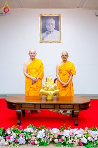 ภาพ No.222429:วันที่ 21 เมษายน พ.ศ. 2568 หลวงพ่อทัตตชีโวต้อนรับคณะสงฆ์ สปป.ลาว ณ อาคาร 100 ปี คุณยายมหารัตนอุบาสิกาจันทร์ ขนนกยูง วัดพระธรรมกาย