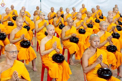 ภาพ No.243466:วันที่ 7 กันยายน พ.ศ. 2568 พิธีตักบาตร ข้าวสารอาหารแห้ง ในวันครูผู้ค้นพบวิชชาธรรมกาย ณ บ้านแก้วเรือนทองคุณยายฯ สภาธรรมกายสากล วัดพระธรรมกาย