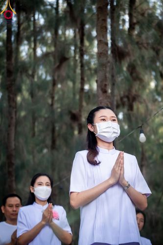 ภาพ No.107105:พิธีจุดประทีปถวายเป็นพุทธบูชา และบูชาธรรมมหาปูชนียาจารย์ ในโครงการธรรมยาตรากตัญญูบูชา มหาปูชนียาจารย์ พระมงคลเทพมุนี(สด จนฺทสโร) พระผู้ปราบมาร  อนุสรณ์สถาน 7 แห่ง ปีที่ 12  วันที่ 6 มกราคม พ.ศ. 2567 ณ อนุสรณ์สถานมหาวิหารพระมงคลเทพมุนี อ.สองพี่น้อง จ.สุพร