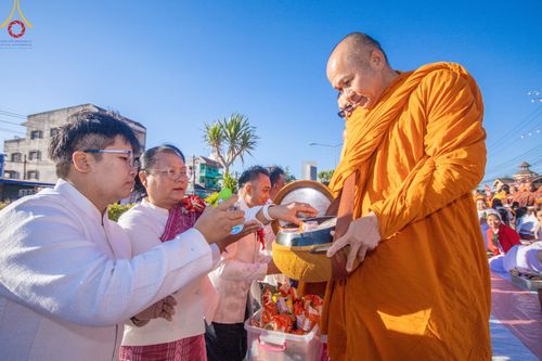 ภาพ No.187137:พิธีตักบาตรพระ ๕๐๐ รูป "สร้างบุญใหญ่ ส่งท้ายปีเก่า ต้อนรับปีใหม่ ๒๕๖๘" วันเสาร์ที่ ๒๘ ธันวาคม พ.ศ. ๒๕๖๗ ณ ถนนหน้าที่ว่าการอำเภอภูเรือ จังหวัดเลย