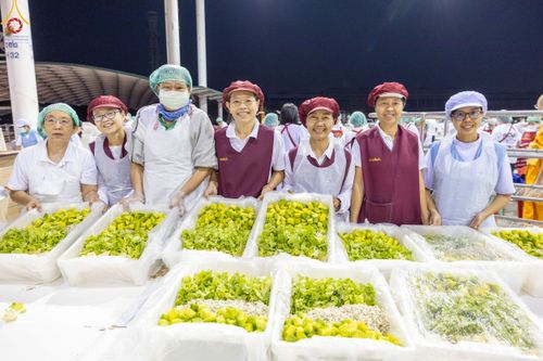 ภาพ No.188158:พิธีถวายภัตตาหารเป็นสังฆทาน แด่พระธรรมยาตรา ในโครงการธรรมยาตรา กตัญญูบูชา มหาปูชนียาจารย์ พระมงคลเทพมุนี(สด จนฺทสโร) พระผู้ปราบมาร อนุสรณ์สถาน 7 แห่ง ปีที่ 13 ณ สภาธรรมกายสากล วัดพระธรรมกาย วันที่ 2 มกราคม พ.ศ. 2568