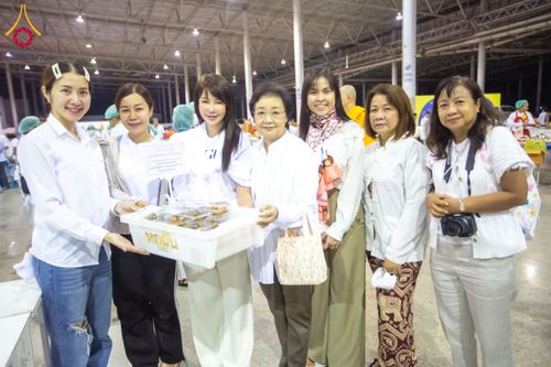 ภาพ No.203184:พิธีถวายภัตตาหารเป็นสังฆทาน แด่พระธรรมยาตรา ณ วัดพระธรรมกาย ตำบลคลองสาม อำเภอคลองหลวง จังหวัดปทุมธานี ในโครงการธรรมยาตรา กตัญญูบูชา มหาปูชนียาจารย์ พระมงคลเทพมุนี(สด จนฺทสโร) พระผู้ปราบมาร อนุสรณ์สถาน 7 แห่ง ปีที่ 13 วันที่ 29 มกราคม พ.ศ. 2568