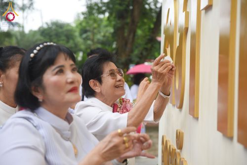 ภาพ No.166324:พิธีทอดกฐิน ณ ศูนย์ปฏิบัติธรรมบุญประสาน ในโครงการกฐินสามัคคีทั่วไทย 30,000 วัด บูชาธรรม 80 ปี หลวงพ่อธัมมชโย โดยคณะศิษยานุศิษย์วัดพระธรรมกาย วันที่ 19 ตุลาคม พ.ศ. 2567