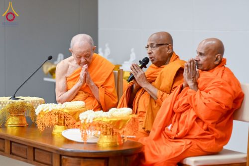 ภาพ No.223026:วันที่ 24 เมษายน พ.ศ. 2568 หลวงพ่อทัตตชีโวต้อนรับคณะสงฆ์ศรีลังกา ณ อาคาร 100 ปี คุณยายมหารัตนอุบาสิกาจันทร์ ขนนกยูง วัดพระธรรมกาย