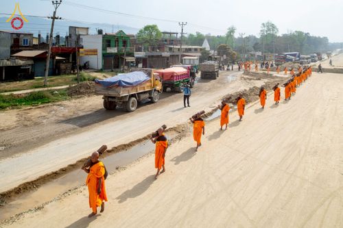 ภาพ No.212889:วันที่ 14 - 15 มีนาคม พ.ศ. 2568 คณะสงฆ์และสามเณรเดินธรรมยาตรา ในโครงการบวชสามเณรเนปาล 500 รูป ไปยังสถานที่รอบมายาเทวีและลุมพินีเกรด ณ ลุมพินี ประเทศเนปาล