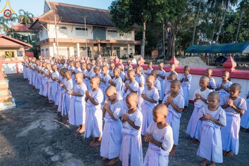 ภาพ No.133431:พิธีขอขมารับผ้าไตร, พิธีบรรพชาสามเณร, สามเณรออกบิณฑบาต ในโครงการบรรพชาสามเณร ฟื้นฟูพระพุทธศาสนาทั่วไทย  ณ ศูนย์ปฏิบัติธรรม และอบรมเยาวชนเมืองยะลา วันที่ 3 เมษายน พ.ศ. 2567