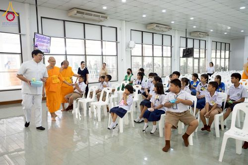 ภาพ No.230335:วันจันทร์ที่ 30 มิถุนายน พ.ศ. 2568 เจ้าอาวาสวัดพระธรรมกาย เยี่ยมอนุโมทนาให้กำลังใจ บุคลากรทางการแพทย์-เจ้าหน้าที่ผู้ปฏิบัติงาน โครงการรถตัดแว่นสายตาเคลื่อนที่สภากาชาดไทย เพื่อเด็กนักเรียนในชนบท พื้นที่จังหวัดปทุมธานี