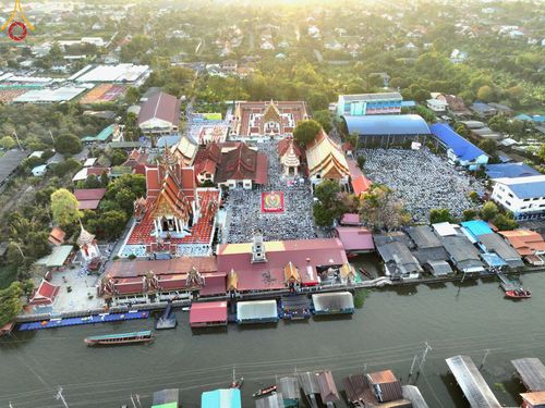 ภาพ No.197135:พิธีจุดประทีปถวายเป็นพุทธบูชา และบูชาธรรมมหาปูชนียาจารย์ ณ วัดโบสถ์(บน) ตำบลบางคูเวียง อำเภอบางกรวย จังหวัดนนทบุรี ในโครงการธรรมยาตรา กตัญญูบูชา มหาปูชนียาจารย์ พระมงคลเทพมุนี(สด จนฺทสโร) พระผู้ปราบมาร อนุสรณ์สถาน 7 แห่ง ปีที่ 13 วันที่ 18 มกราคม พ.ศ. 25