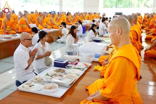 ภาพ No.243831:วันที่ 6 กันยายน พ.ศ. 2568 พิธีถวายภัตตาหารเมนูสวรรค์ เพื่อการบรรลุธรรม ณ หอฉันคุณยายอาจารย์ฯ วัดพระธรรมกาย