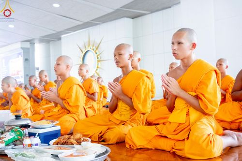 ภาพ No.220686:วันเสาร์ที่ 26 เมษายน พ.ศ.2568 (วันพระ แรม 15 ค่ำ เดือน 5) พิธีถวายภัตตาหารเมนูสวรรค์ "เพื่อการบรรลุธรรม" และ พิธีบุพเปตพลี ครั้งที่ 163 ร่วมอุทิศบุญแด่หมู่ญาติที่ล่วงลับไปแล้ว และสืบทอดอายุพระพุทธศาสนา ณ หอฉันคุณยายอาจารย์ฯ วัดพระธรรมกาย