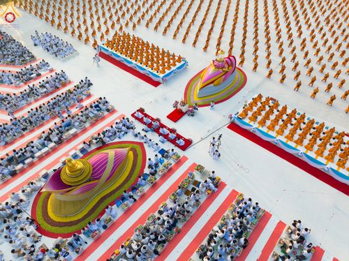 ภาพ No.110232:พิธีตักบาตรพระธรรมยาตราฯ ในโครงการธรรมยาตรากตัญญูบูชา มหาปูชนียาจารย์ พระมงคลเทพมุนี(สด จนฺทสโร) พระผู้ปราบมาร ปีที่ 12 ณ อนุสรณ์สถานลำดับที่ 2 สถานที่ตั้งมโนปณิธานบวชตลอดชีวิต อนุสรณ์สถานบางนางแท่น จ.นครปฐม วันที่ 11 มกราคม พ.ศ. 2567