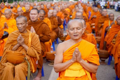 ภาพ No.229839:วันพฤหัสบดีที่ 26 มิถุนายน พ.ศ. 2568 พิธีตักบาตรพระ 1,165 รูป ฉลองก่อตั้งเมืองวานรนิวาส ครบรอบ 164 ปี ณ ถนนวานรนิวาส-อากาศอำนวย อ.วานรนิวาส จ.สกลนคร