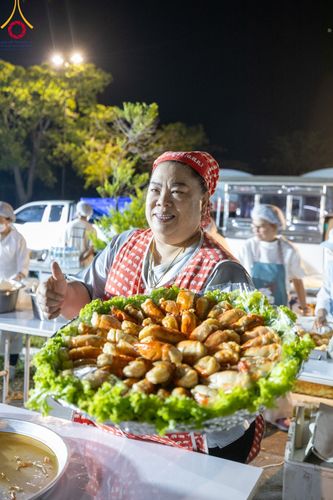 ภาพ No.106677:พิธีถวายภัตตาหารเป็นสังฆทาน แด่คณะพระธรรมยาตราฯ ในโครงการธรรมยาตรากตัญญูบูชา มหาปูชนียาจารย์ พระมงคลเทพมุนี(สด จนฺทสโร) พระผู้ปราบมาร อนุสรณ์สถาน 7 แห่ง ปีที่ 12 วันที่ 6 มกราคม พ.ศ. 2567 ณ อนุสรณ์สถานโลตัสแลนด์ จ.สุพรรณบุรี