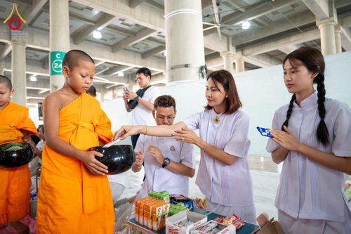 ภาพ No.61993:ตักบาตรฉลองสามเณรใหม่ มัชฌิมธรรมทายาท ณ วิหารคด คอร์ 9 วัดพระธรรมกาย วันที่ 15 เมษายน พ.ศ. 2567