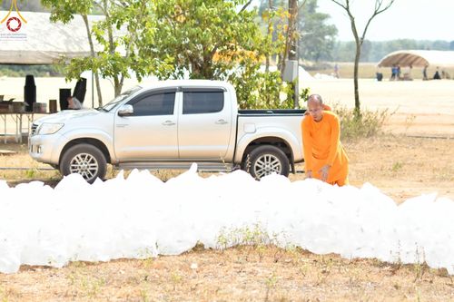 ภาพ No.127439:V.31 ทุ่มเทเพื่อบางกล่ำ การเตรียมงานของเจ้าหน้าที่หน่วยงานต่างๆ  เพื่องานธรรมยาตราอัญเชิญพระบรมสารีริกธาตุ ประดิษฐาน ณ มหารัตนเจดีย์สิริปทุมสวรรค์ (เจดีย์อริยพุทธะ 5 พระองค์) ณ ศูนย์ปฏิบัติธรรมภาคใต้ อ.บางกล่ำ จ.สงขลา ระหว่างวันที่ 9-10 มีนาคม พ.ศ. 2567