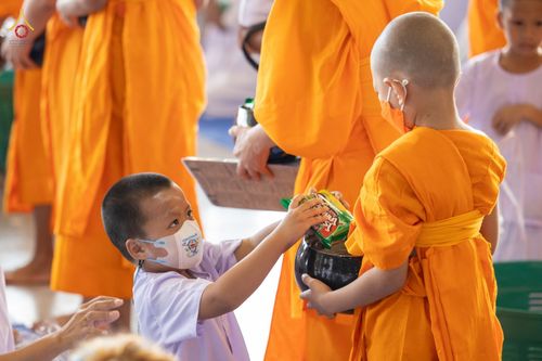 ภาพ No.80815:พิธีตักบาตร , พิธีบูชาข้าวพระในวันอาทิตย์ต้นเดือน วันที่ 7 พฤษภาคม พ.ศ. 2566 ณ วัดพระธรรมกาย