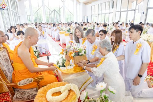 ภาพ No.239381:วันอาทิตย์ที่ 17 สิงหาคม พ.ศ. 2568 พิธีกดปุ่มอัญเชิญรูปเหมือน พระมงคลเทพมุนี (สด จันทสโร)  ณ มหาวิหารแก้วพระมงคลเทพมุนี  ศูนย์ปฏิบัติธรรมแก้วเมืองเลย