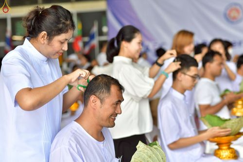 ภาพ No.230766:วันที่ 28 มิถุนายน พ.ศ. 2568 พิธีตัดปอยผมและปลงผม โครงการบวชพระนานาชาติ AEC & WAB รุ่นที่ 9 ณ วิหารคด 2 วัดพระธรรมกาย