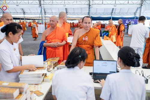 ภาพ No.60305:การต้อนรับพระสังฆาธิการ 10,000 กว่าวัดทั่วประเทศ พิธีมอบปัจจัยช่วยเหลือครู 4 จังหวัดชายแดนภาคใต้ พิธีปฏิบัติธรรม ในวันคุ้มครองโลก วันจันทร์ที่ 22 เมษายน พ.ศ.2567 ณ วัดพระธรรมกาย จ.ปทุมธานี