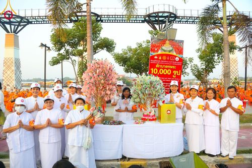 ภาพ No.101807:ตักบาตรพระ 10,000 รูป เติมบุญให้แผ่นดิน เนื่องในโอกาส 192 ปี จังหวัดกาญจนบุรี หนึ่งในโครงการตักบาตรพระ 2,000,000 รูป  77 จังหวัดทุกวัดทั่วไทย วันจันทร์ที่ 11 ธันวาคม พ.ศ. 2566 บริเวณถนนสองแคว (SKY WALK) เมืองกาญจนบุรี