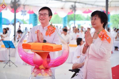 ภาพ No.146550:พิธีทอดผ้าป่าสร้างหลังคาอาคาร 80 ปี หลวงพ่อธัมมชโย ณ ศูนย์ปฎิบัติธรรมวิหารแดง จังหวัดสระบุรี วันอาทิตย์ที่ 28 กรกฎาคม พ.ศ. 2567