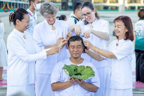 ภาพ No.274738:วันอาทิตย์ที่ 30 พฤศจิกายน พ.ศ. 2568 พิธีปลงผม โครงการอุปสมบทบูชาธรรมมหาปูชนียาจารย์ ปี 2568 ณ ลานธรรมพระมหาธรรมกายเจดีย์ ฝั่งทิศตะวันตก ระหว่างวิหารคดหมายเลข 8 และ 9 วัดพระธรรมกาย