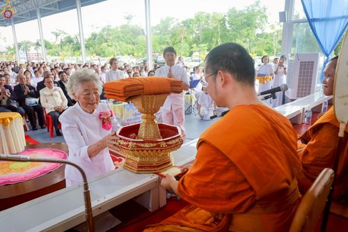 ภาพ No.272670:วันที่ 1 พฤศจิกายน พ.ศ. 2568 พิธีทอดกฐินสามัคคีทั่วไทย ณ วัดศรีวรรณวนาราม ต.คลองสาม อ.คลองหลวง จ.ปทุมธานี โดยคณะศิษยานุศิษย์ บูชาธรรม 81 ปี หลวงพ่อธัมมชโย