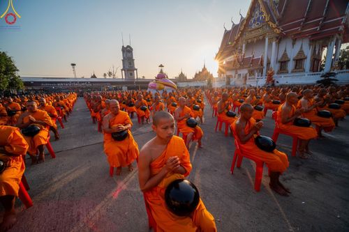 ภาพ No.197627:พิธีตักบาตรพระธรรมยาตรา ณ อนุสรณ์สถานลำดับที่ 4 สถานที่เกิดด้วยกายธรรม วัดโบสถ์(บน) ต.บางคูเวียง จ.นนทบุรี ในโครงการธรรมยาตรา กตัญญูบูชา มหาปูชนียาจารย์ พระมงคลเทพมุนี(สด จนฺทสโร) พระผู้ปราบมาร อนุสรณ์สถาน 7 แห่ง ปีที่ 13 วันที่ 19 มกราคม พ.ศ. 2568