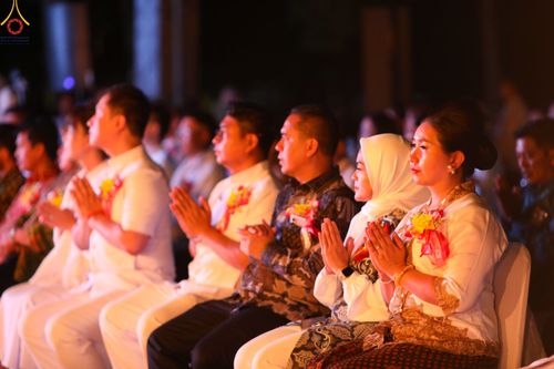 ภาพ No.104200:พิธีจุดประทีป ถวายเป็นพุทธบูชา สามเณรธรรมทายาทชาวอินโดนีเซียกว่า 1,000 รูป ณ มหาเจดีย์บุโรพุทโธ ประเทศอินโดนีเซีย ในวันที่ 23 ธันวาคม พ.ศ. 2566