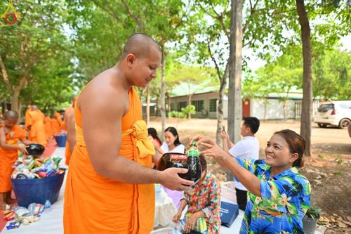ภาพ No.62845:พิธีตักบาตรฉลองสามเณรใหม่ ในโครงการบรรพชาสามเณร ฟื้นฟูพระพุทธศาสนาทั่วไทย ณ ศูนย์ปฏิบัติธรรมพนมสารคาม(เพชรตะวัน) จ.ฉะเชิงเทรา วันที่ 12 เมษายน พ.ศ. 2567