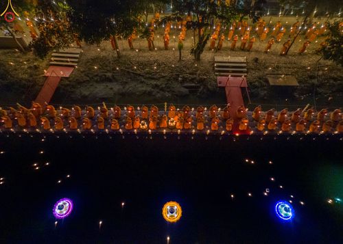 ภาพ No.109802:พิธีจุดประทีปถวายเป็นพุทธบูชา และบูชาธรรมมหาปูชนียาจารย์ วันที่ 10 มกราคม พ.ศ. 2567 ณ อนุสรณ์สถานคลองบางนางแท่น อ.สามพราน จ.นครปฐม