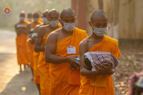 ภาพ No.76372:คณะสงฆ์และสามเณรบิณฑบาต ประเทศบังกลาเทศ วันที่ 11 กุมภาพันธ์ พ.ศ. 2566