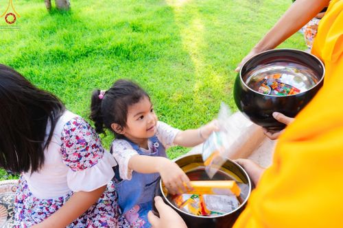 ภาพ No.57836:กิจกรรมบิณฑบาตของสามเณร โครงการบรรพชาสามเณร ฟื้นฟูพระพุทธศาสนาทั่วไทย ธุดงคสถานชลบุรี ณ ชุมชนบ้านห้วยเหียน ตำบลบ่อวิน  อำเภอศรีราชา จังหวัดชลบุรี วันที่ 27 เมษายน พ.ศ. 2567