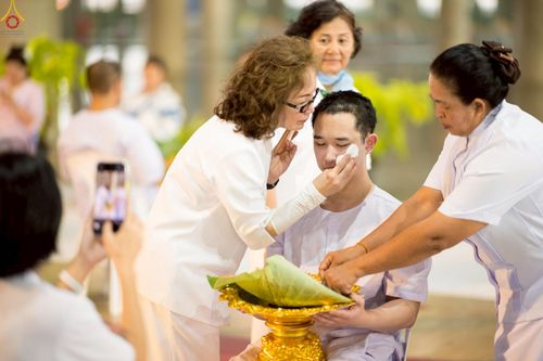 ภาพ No.242945:วันที่ 31 สิงหาคม พ.ศ. 2568 พิธีตัดปอยผมและปลงผม โครงการอุปสมบทหมู่บูชาธรรม ครบรอบ 108 ปี วันครูผู้ค้นพบวิชชาธรรมกาย ณ วัดพระธรรมกาย