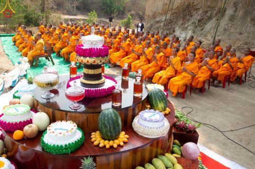 Photo Story  มหัศจรรย์วัดดงดินแดง Episode 7 พระภิกษุ-สามเณร ในโครงการบรรพชาอุปสมบทหมู่  กว่า 500 รูป ศีลจาริณีและสาธุชนกว่า 500 คน ร่วมพิธีบูชาข้าวพระ วัดดงดินแดง ต.ม่อนจอง อ.อมก๋อย จ.เชียงใหม่ วันอาทิตย์ที่ 7 เมษายน พ.ศ.2567