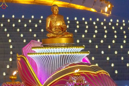 ภาพ No.122208:พิธีจุดประทีปถวายเป็นพุทธบูชา และบูชาธรรมมหาปูชนียาจารย์ พระมงคลเทพมุนี(สด จนฺทสโร) ในโครงการธรรมยาตรา กตัญญูบูชา มหาปูชนียาจารย์ พระมงคลเทพมุนี(สด จนฺทสโร) พระผู้ปราบมาร อนุสรณ์สถาน 7 แห่ง ปีที่ 12 วันที่ 31 มกราคม พ.ศ. 2567 ณ วัดพระธรรมกาย จ.ปทุมธานี (