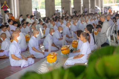 ภาพ No.62719:พิธีขอขมามอบผ้าไตร ในโครงการอุปสมบทหมู่ บูชาธรรมหลวงพ่อธัมมชโย พ.ศ.2567  โครงการอุปสมบทหมู่ธรรมทายาท ระดับอุดมศึกษา รุ่นที่51 (ภาคฤดูร้อน) โครงการบวชพระนานาชาติ AEC และ WAB รุ่นผู้บริหาร(รุ่นที่2) ณ ลานธรรม พระมหาธรรมกายเจดีย์ วันที่ 13 เมษายน พ.ศ. 2567
