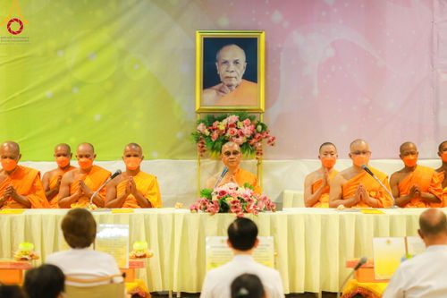 ภาพ No.110678:พิธีถวายภัตตาหารเป็นสังฆทาน แด่คณะพระธรรมยาตราฯ ในโครงการธรรมยาตรากตัญญูบูชา มหาปูชนียาจารย์ พระมงคลเทพมุนี(สด จนฺทสโร) พระผู้ปราบมาร อนุสรณ์สถาน 7 แห่ง ปีที่ 12 วันที่ 12 มกราคม พ.ศ. 2567 ณ อนุสรณ์สถานมหาวิหารพระมงคลเทพมุนี(โลตัสแลนด์) อ.สองพี่น้อง จ.สุ