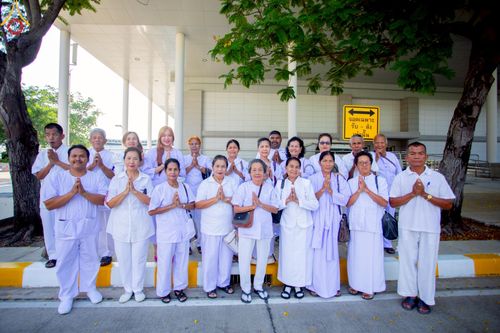 ภาพ No.219263:บรรยากาศการเดินทางเข้าวัดพระธรรมกาย , การต้อนรับปฏิสันถาร , การฉันภัตตาหารเช้า , การลงทะเบียนพระสังฆาธิการ  เนื่องในวันคุ้มครองโลก พิธีถวายมหาสังฆทานคณะสงฆ์ 40,000 กว่าวัดทั่วประเทศ ณ วัดพระธรรมกาย