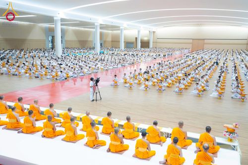 ภาพ No.270591:วันอาทิตย์ที่ 16 พฤศจิกายน พ.ศ. 2568 ถวายกองทุนโครงการอุปสมบทหมู่ 3,000 รูปทั่วไทย  รุ่นบูชาธรรมมหาปูชนียาจารย์ ณ ห้องแก้วสารพัดนึก 2 สภาธรรมกายสากล วัดพระธรรมกาย