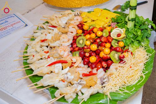 ภาพ No.303968:วันที่ 28 มกราคม พ.ศ. 2569 พิธีถวายภัตตาหารเป็นสังฆทาน แด่พระธรรมยาตรา ณ วัดพระธรรมกาย  จังหวัดปทุมธานี ในโครงการธรรมยาตรา กตัญญูบูชา มหาปูชนียาจารย์ พระมงคลเทพมุนี(สด จนฺทสโร) พระผู้ปราบมาร อนุสรณ์สถาน 7 แห่ง ปีที่ 14