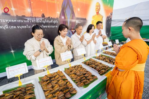 ภาพ No.291351:วันที่ 10 มกราคม พ.ศ. 2569 พิธีถวายภัตตาหารเป็นสังฆทาน แด่พระธรรมยาตรา ณ อนุสรณ์สถานคลองบางนางแท่น อ.สามพราน จ.นครปฐม ในโครงการธรรมยาตรา กตัญญูบูชา มหาปูชนียาจารย์ พระมงคลเทพมุนี(สด จนฺทสโร) พระผู้ปราบมาร อนุสรณ์สถาน 7 แห่ง ปีที่ 14