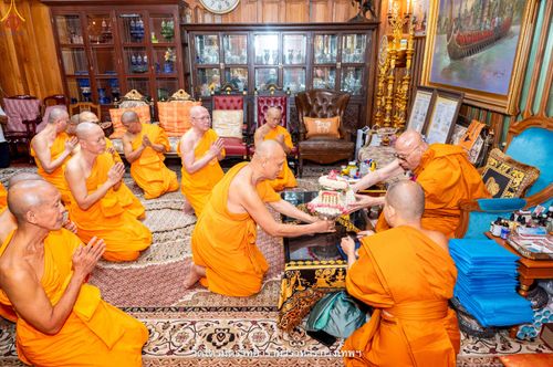 ภาพ No.342123:วันศุกร์ที่ 31 กรกฎาคม พ.ศ.2569 พระภิกษุวัดพระธรรมกาย ทำวัตรพระผู้ใหญ่เนื่องในวันเข้าพรรษา