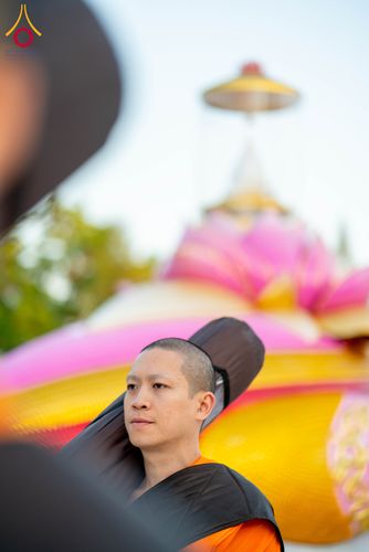 ภาพ No.290634:วันที่ 8 มกราคม พ.ศ. 2569 พระธรรมยาตราปฏิบัติธรรม และถ่ายภาพหมู่ประวัติศาสตร์ ในโครงการธรรมยาตรา กตัญญูบูชามหาปูชนียาจารย์ พระมงคลเทพมุนี(สด จนฺทสโร) พระผู้ปราบมาร อนุสรณ์สถาน 7 แห่ง ปีที่ 14 ณ อนุสรณ์สถานคลองบางนางแท่น อ.สามพราน จ.นครปฐม